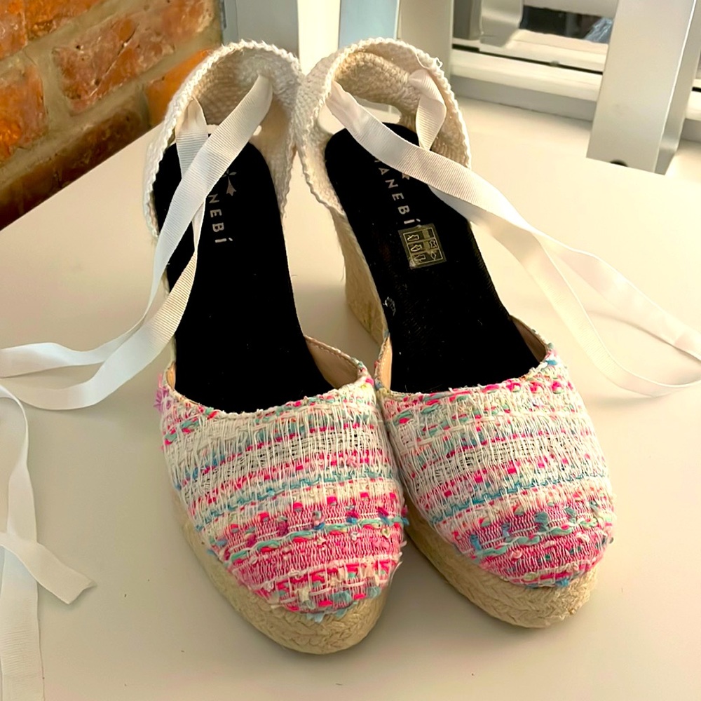 Manebi Wedges